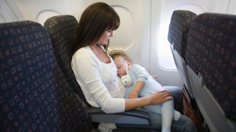 Quelle mesure prendre en avion avec son enfant ?